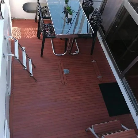 R'paradise Botel