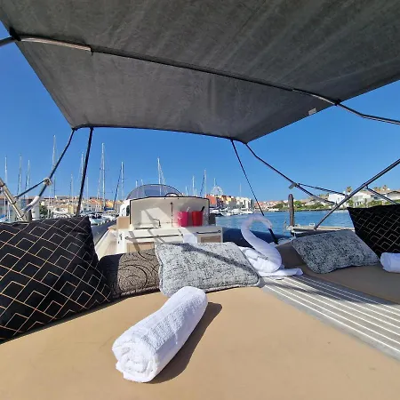 R'paradise Botel
